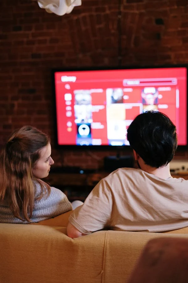 Pessoa assistindo IPTV brasileiro em dispositivo movel
